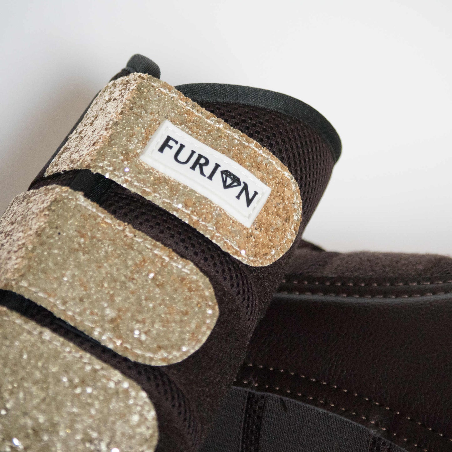 Benskydd, Brun med guld