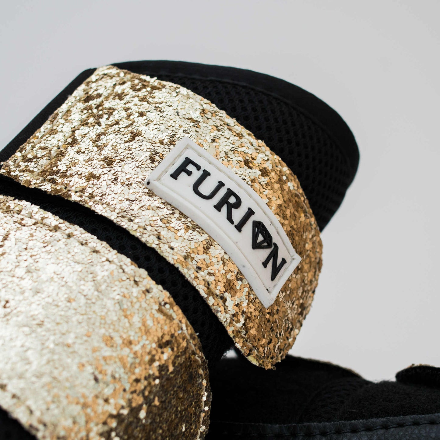 Benskydd, Svart med guld